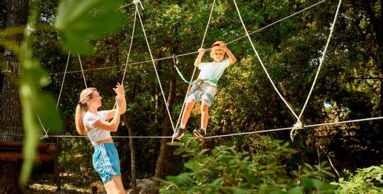 Pine Beach Pakostane  All inclusive light odmor uz sport i prirodu  Posebna ponuda za obitelji Pakostane Hrvatska  1 864 EUR  7x nocenje u Comfort bungalovu bez struje za 3 osobe  2 djece do 3 99 godina besplatno  All inclusive light