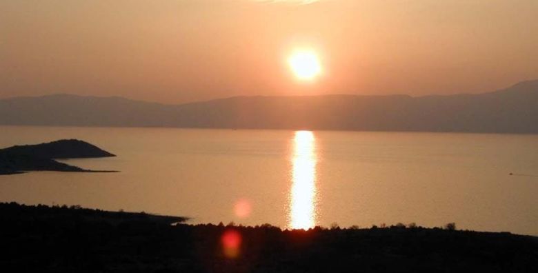 Hoteli Omisalj  Hotel Adriatic  Ljeto na Krku Omisalj Hrvatska  276 EUR  3x nocenje u dvokrevetnoj sobi za 2 osobe 1 dijete do 7 99 godina besplatno  Polupansion buffet dorucak i buffet vecera s ukljucenim bezalkoholnim picem 