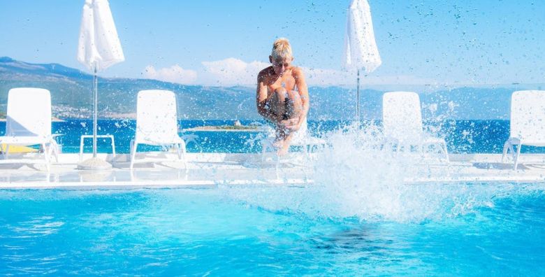 Aminess Vival Lisanj Family Hotel  Obiteljski all inclusive light s animacijom  Posebna akcija Novi Vinodolski Hrvatska  1 212 EUR  4x nocenje u dvokrevetnoj Standard sobi za 2 osobe  1 dijete do 14 99 godina i 1 dijete do 2 99 godina besplatno  All inclusive light