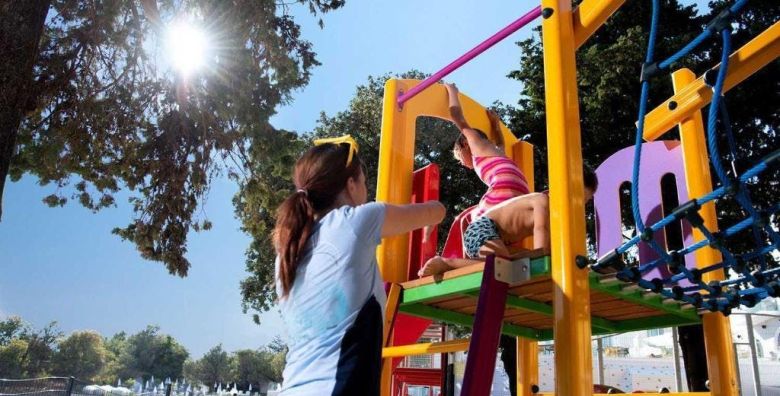 Aminess Vival Lisanj Family Hotel  Obiteljski all inclusive light s animacijom  Posebna akcija Novi Vinodolski Hrvatska  1 320 EUR  4x nocenje u Classic dvokrevetnoj sobi s balkonom za 2 osobe  1 dijete do 14 99 godina i 1 dijete do 2 99 godina besplatno  All inclusive light
