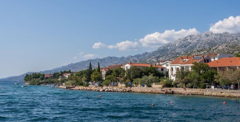 Hotel Riviera  Rujanski odmor na jadranskoj obali Starigrad Hrvatska  300 EUR  3x nocenje u trokrevetnoj sobi za do 3 osobe 3 odrasle osobe ili 2 odrasle i 1 dijete besplatno  Dorucak