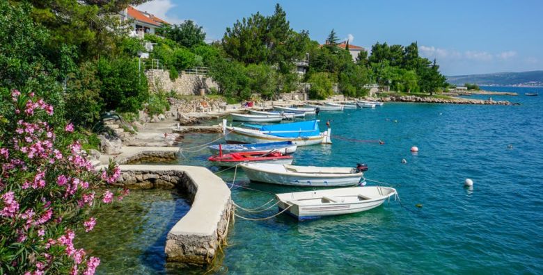 Hotel Riviera  Rujanski odmor na jadranskoj obali Starigrad Hrvatska  500 EUR  5x nocenje u trokrevetnoj sobi za do 3 osobe 3 odrasle osobe ili 2 odrasle i 1 dijete besplatno  Dorucak