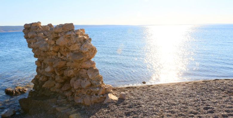 Hotel Riviera  Rujanski odmor na jadranskoj obali Starigrad Paklenica Dalmacija Hrvatska  520 EUR  5x nocenje u cetverokrevetnoj sobi za do 4 osobe 4 odrasle osobe ili 2 odrasle i 2 djece besplatno  Dorucak