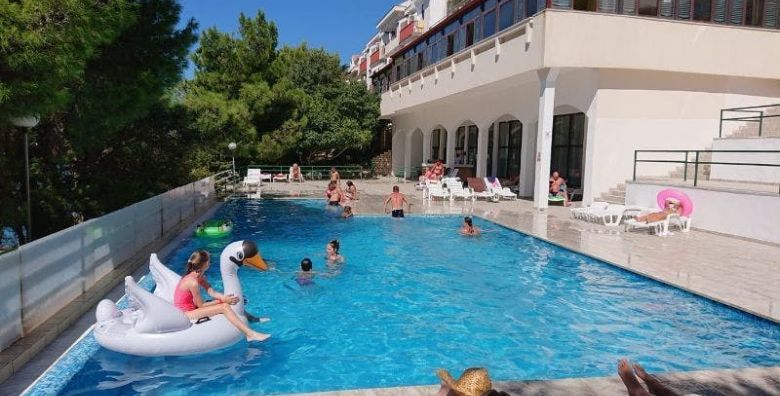 Hotel Zagreb Karlobag  Last minute ljeto s polupansionom Karlobag Hrvatska  525 EUR  4x nocenje u dvokrevetnoj sobi s balkonom za 2 osobe  1 dijete do 11 99 godina besplatno i 2 dijete do 0 99 godina besplatno  Polupansion