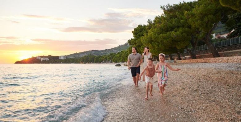 Bluesun Hotel Alga  Last minute obiteljsko ljeto s punim pansionom Tucepi Hrvatska  460 EUR  2x nocenje u dvokrevetnoj Superior sobi s balkonom morska strana za 2 osobe 2 djece do 13 99 godina i 1 dijete do 2 99 godina besplatno  Puni pansion