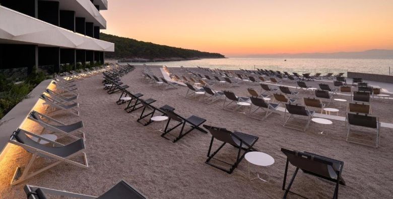 Grand Hotel View  Romanticno ljeto na Bracu  Posebna akcijska cijena Postira Hrvatska  1 112 EUR  5x nocenje u dvokrevetnoj Superior sobi s balkonom bocni pogled na more za 2 osobe Polupansion