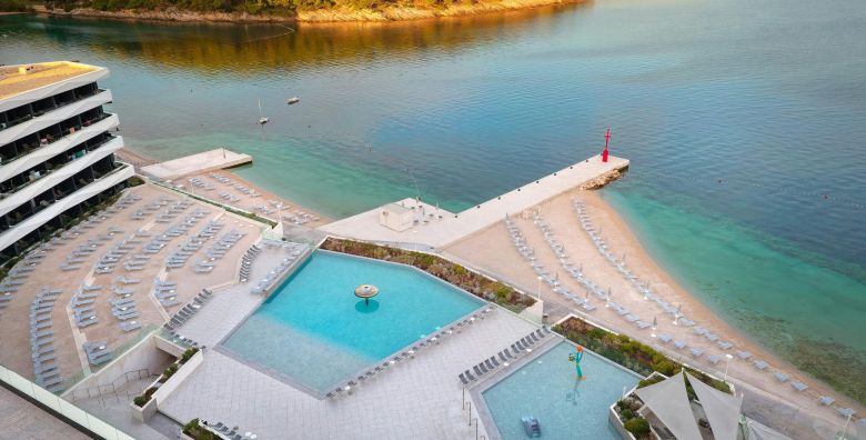 Grand Hotel View  Obiteljsko ljeto na Bracu  Posebna akcijska cijena Postira Hrvatska  1 595 EUR  5x nocenje u dvokrevetnoj Superior sobi s balkonom pogled more i 2 pomocna lezaja za 2 osobe 2 djece do 11 99 godina besplatno  Polupansion