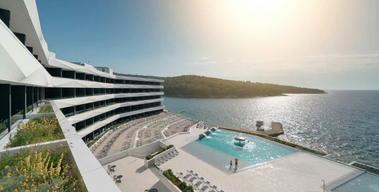 Grand Hotel View  Obiteljsko ljeto na Bracu  Posebna akcijska cijena Postira Hrvatska  565 EUR  2x nocenje u dvokrevetnoj Superior sobi s balkonom pogled more i 2 pomocna lezaja za 2 osobe 2 djece do 11 99 godina besplatno  Polupansion