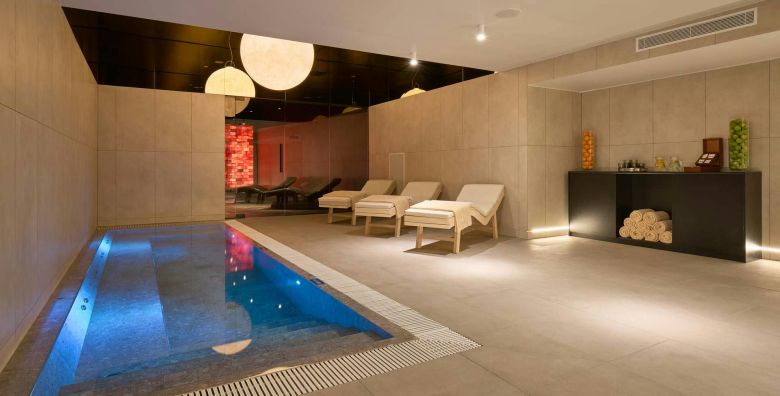 Grand Hotel View  Obiteljski kraj ljeta na Bracu  Posebna akcijska cijena Postira Hrvatska  455 EUR  2x nocenje u dvokrevetnoj Superior sobi s balkonom pogled more i 2 pomocna lezaja za 2 osobe 2 djece do 11 99 godina besplatno  Polupansion