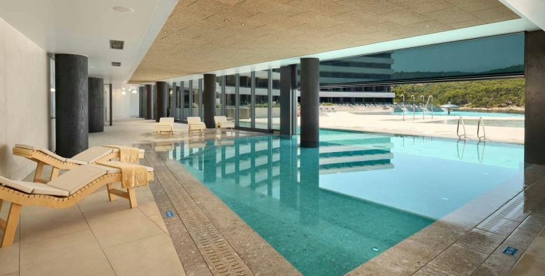 Grand Hotel View  Obiteljski kraj ljeta na Bracu  Posebna akcijska cijena Postira Hrvatska  682 EUR  3x nocenje u dvokrevetnoj Superior sobi s balkonom pogled more i 2 pomocna lezaja za 2 osobe 2 djece do 11 99 godina besplatno  Polupansion