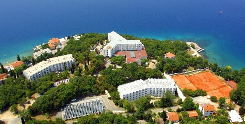 Hoteli Omisalj  Depandansa Primorka  Last minute ljeto na Krku Omisalj Hrvatska  295 EUR  3x nocenje u dvokrevetnoj sobi za 2 osobe 1 dijete do 7 99 godina besplatno  Polupansion buffet dorucak i buffet vecera s ukljucenim bezalkoholnim picem 