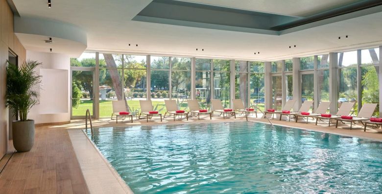 Hotel Pelegrin Plava Laguna  Obiteljska jesen u obnovljenom hotelu u Istri Umag Hrvatska  459 EUR  3x nocenje u Classic sobi s balkonom park strana za 2 osobe 1 dijete do 11 99 godina i 2 dijete do 4 99 godina besplatno  Polupansion