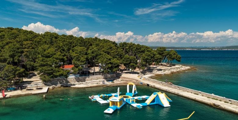  Holiday Park Zelena Punta  Ljeto na otoku Ugljan s koristenjem vodenog parka Kukljica Hrvatska  399 €