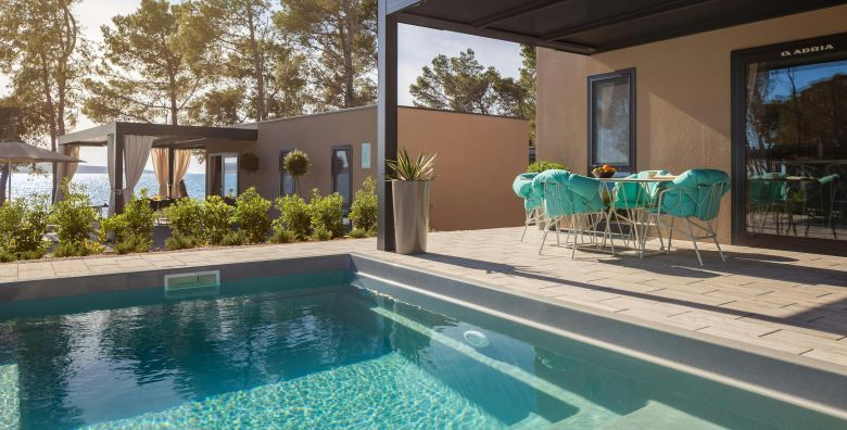 Aminess Style Camping Avalona Resort  Jesen u kampu s 5 zvjezdica  Luksuzna kucica s grijanim bazenom Povljana Hrvatska  383 €