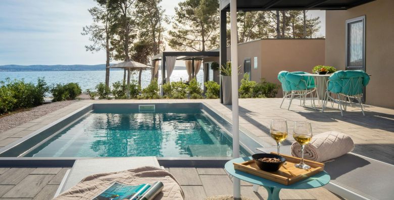 Aminess Style Camping Avalona Resort  Jesen u kampu s 5 zvjezdica  Luksuzna kucica s grijanim bazenom Povljana Hrvatska  635 €