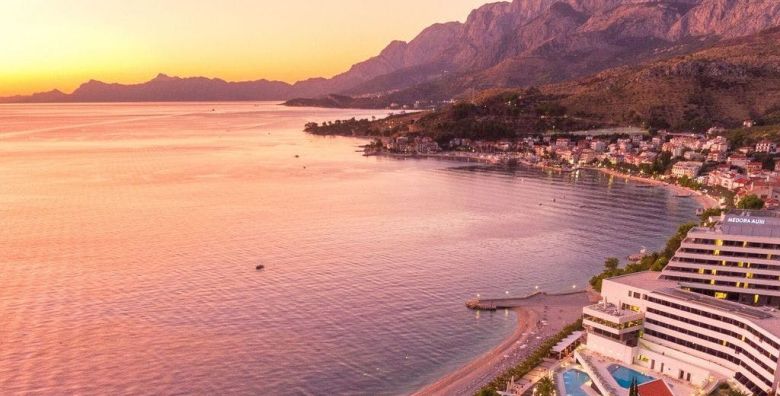Medora Auri Family Beach Resort  Obiteljski odmor s grijanim vanjskim bazenom krajem ljeta Podgora Hrvatska  1035 €