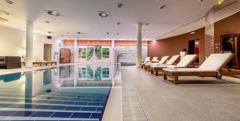 Hotel Punta Vodice  Obiteljsko all inclusive light ljeto s daskom wellnessa  Posebna akcija Vodice Hrvatska  280 €