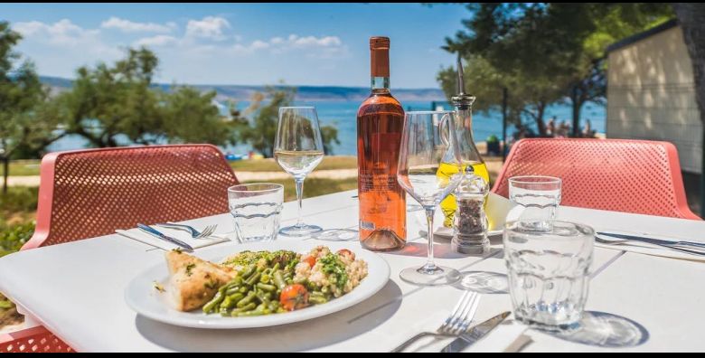 Bluesun Holiday Village Alan  Rujansko ljetovanje s punim pansionom u sjevernoj Dalmaciji Starigrad Paklenica Hrvatska  800 €