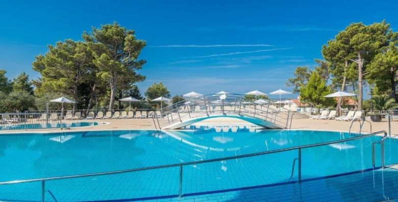 Bluesun Holiday Village Alan  Obiteljsko rujansko ljetovanje s punim pansionom u sjevernoj Dalmaciji Starigrad Paklenica Hrvatska  816 EUR  3x nocenje u obiteljskoj sobi za 2 osobe 2 djece do 13 99 godina i 1 dijete do 2 99 godina besplatno  Puni pansion
