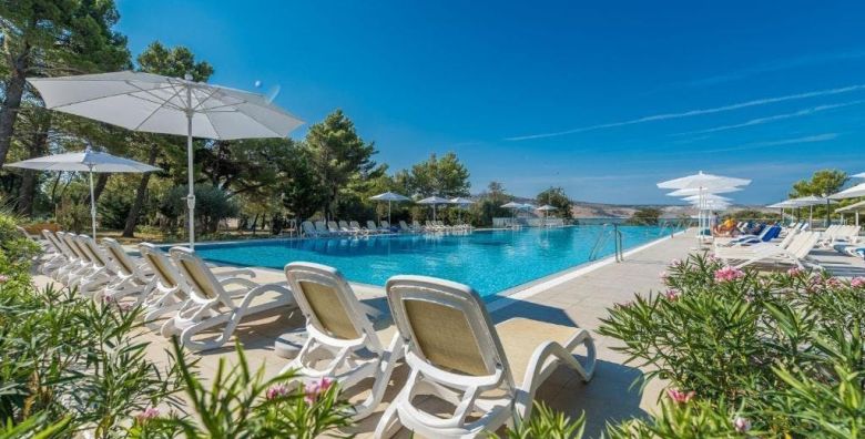 Bluesun Holiday Village Alan  Obiteljsko rujansko ljetovanje s punim pansionom u sjevernoj Dalmaciji Starigrad Paklenica Hrvatska  1 345 EUR  5x nocenje u obiteljskoj sobi za 2 osobe 2 djece do 13 99 godina i 1 dijete do 2 99 godina besplatno  Puni pansion