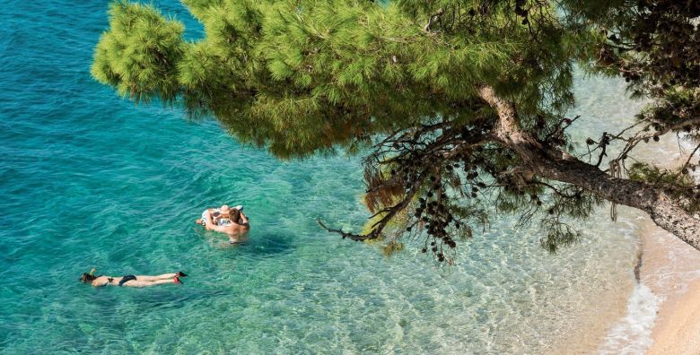Sagitta Holiday Resort  Last minute obiteljski kraj ljeta u Omisu  Superior obiteljski apartman Omis Hrvatska  746 EUR  3x nocenje u Superior obiteljskom apartmanu s bocnim pogledom na more i balkonom 2 2 za 2 osobe 2 djece do 13 99 godina i 1 dijete do 7 99 godina besplatno  All inclusive