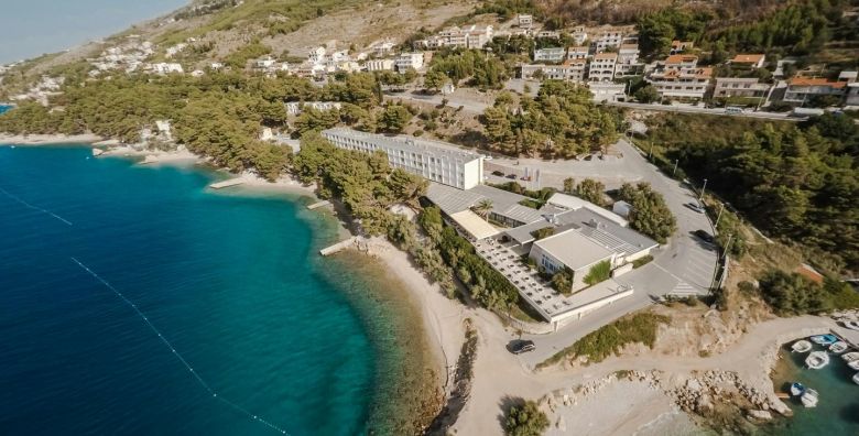 Sagitta Holiday Resort  Kraj ljeta i jesen u Omisu  Standard soba Omis Hrvatska  339 EUR  3x nocenje u Standard dvokrevetnoj sobi za 2 osobe 1 dijete do 7 99 godina besplatno  All inclusive
