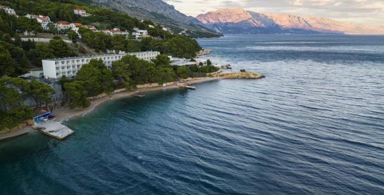 Sagitta Holiday Resort  Obiteljski kraj ljeta i jesen u Omisu  Superior soba Omis Hrvatska  407 EUR  3x nocenje u Superior dvokrevetnoj sobi s balkonom morska strana za 2 osobe 1 dijete do 13 99 godina i 1 dijete do 7 99 godina besplatno  All inclusive