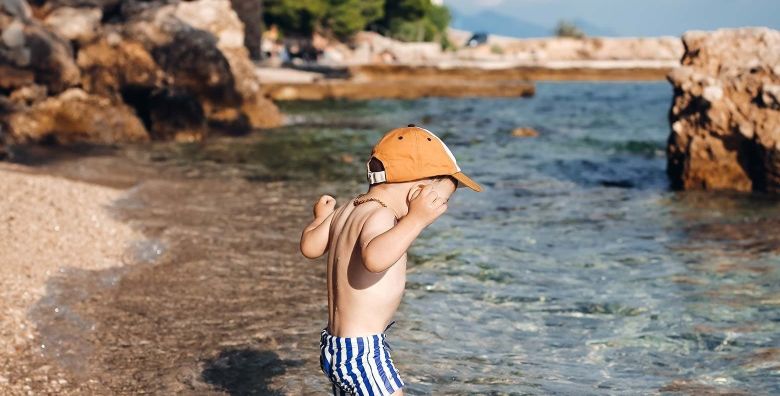 Sagitta Holiday Resort  Last minute obiteljski kraj ljeta u Omisu  Superior obiteljski apartman Omis Hrvatska  396 EUR  2x nocenje u Superior obiteljskom apartmanu s bocnim pogledom na more i balkonom 2 2 za 2 osobe 2 djece do 13 99 godina i 1 dijete do 7 99 godina besplatno  All inclusive