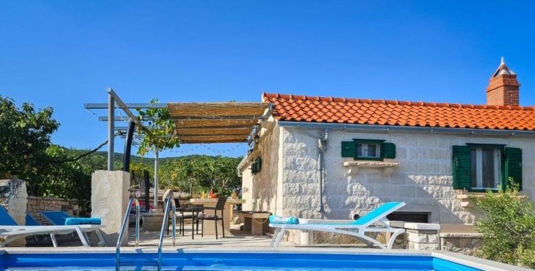 Holiday Home Dubrova  Last minute bijeg na Bracu s okusima Dalmacije Praznice Hrvatska  595 EUR  5x nocenje u tradicionalnoj kamenoj kuci Holiday Home Dubrova za do 5 osoba Ekskluzivan poklon paket domacih proizvoda ekstra djevicansko maslinovo ulje iz vlastitog maslinika svjeze ubrano sezonsko povrce iz vrta 