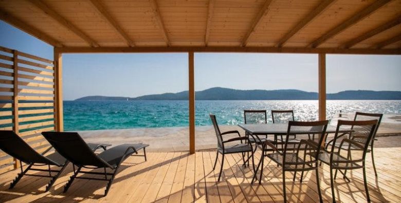 Amadria Park Camping Sibenik  Rujan u mobilnoj kucici Deluxe u prvom redu do mora Sibenik Hrvatska  350 EUR  1x nocenje u Deluxe kucicama u prvom redu do mora za 6 osoba Pice dobrodoslice prilikom prijave