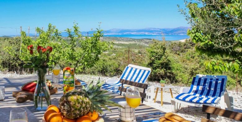 Holiday Home Dubrova  Rujanski bijeg na Bracu s okusima Dalmacije Praznice Hrvatska  396 EUR  4x nocenje u tradicionalnoj kamenoj kuci Holiday Home Dubrova za do 5 osoba Ekskluzivan poklon paket domacih proizvoda ekstra djevicansko maslinovo ulje iz vlastitog maslinika svjeze ubrano sezonsko povrce iz vrta 