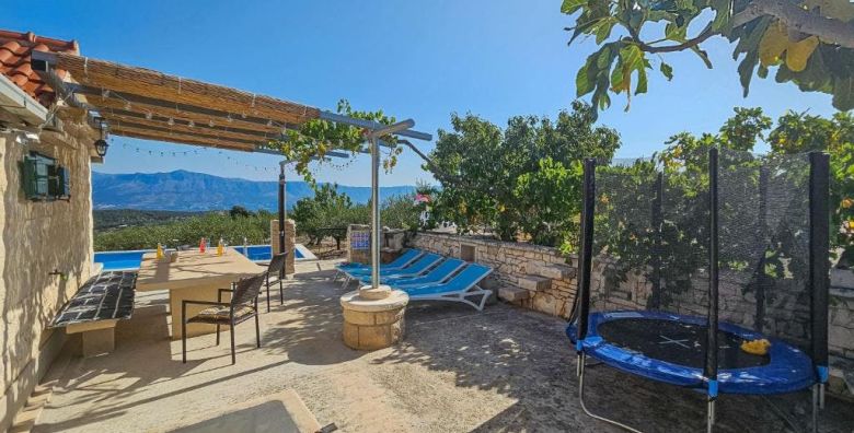 Holiday Home Dubrova  Jesenski bijeg na Bracu s okusima Dalmacije Praznice Hrvatska  356 EUR  4x nocenje u tradicionalnoj kamenoj kuci Holiday Home Dubrova za do 5 osoba Ekskluzivan poklon paket domacih proizvoda ekstra djevicansko maslinovo ulje iz vlastitog maslinika svjeze ubrano sezonsko povrce iz vrta 