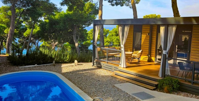 Park Villas by Morenia  Last minute najam Deluxe kamping vile s privatnim bazenom Podaca Hrvatska  2 359 EUR  7x nocenje u kamping vili s privatnim grijanim bazenom za do 6 osoba max 4 odrasle osobe i 2 djece do 11 99 godina  Koristenje hotelskih grijanih vanjskih bazena