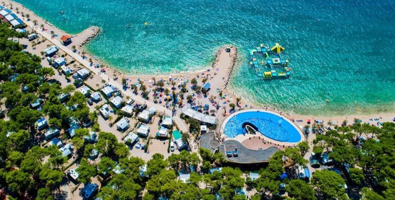 Amadria Park Camping Sibenik  Ljeto u rujnu u Solarisu  Standard mobilna kucica Sibenik Hrvatska  350 EUR  2x nocenje u Standard mobilnoj kucici za do 6 osoba 4 odrasle osobe i 2 djece do 11 99 godina besplatno  Pice dobrodoslice prilikom prijave