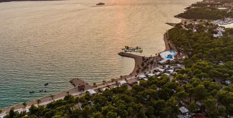 Amadria Park Camping Sibenik  Carobna jesen u Solarisu  Standard mobilna kucica Sibenik Hrvatska  234 EUR  2x nocenje u Standard mobilnoj kucici za do 6 osoba 4 odrasle osobe i 2 djece do 11 99 godina besplatno  Pice dobrodoslice prilikom prijave