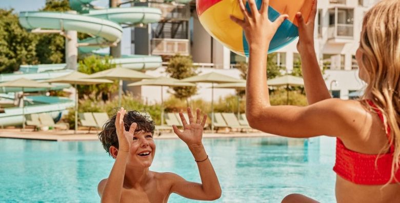 Falkensteiner Family Hotel Diadora  Last minute zabavni odmor za obitelji  Falky room 2 2 Petrcane Hrvatska  998 EUR  2x nocenje u Family Superior sobi s balkonom za 2 osobe 2 djece do 11 99 godina besplatno  Polupansion