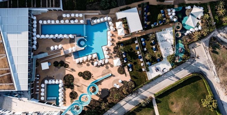 Falkensteiner Family Hotel Diadora  Vrhunski obiteljski odmor  Family room 2 1 Petrcane Hrvatska  898 EUR  2x nocenje u dvokrevetnoj Falky sobi s balkonom za 2 osobe 1 dijete do 11 99 godina besplatno  Polupansion