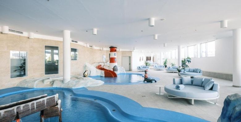 Falkensteiner Family Hotel Diadora  Vrhunski obiteljski odmor tijekom vikenda  Family room 2 1 Petrcane Hrvatska  618 EUR  2x nocenje u dvokrevetnoj Falky sobi s balkonom za 2 osobe 1 dijete do 11 99 godina besplatno  Polupansion