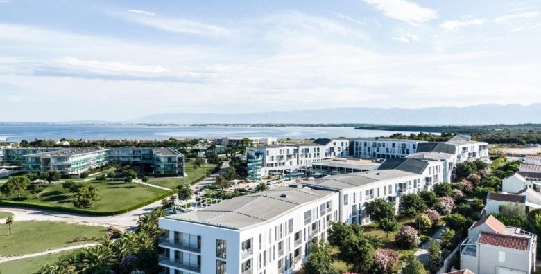 Falkensteiner Family Hotel Diadora  Vrhunski obiteljski odmor tijekom tjedna  Family room 2 1 Petrcane Hrvatska  478 EUR  2x nocenje u dvokrevetnoj Falky sobi s balkonom za 2 osobe 1 dijete do 11 99 godina besplatno  Polupansion