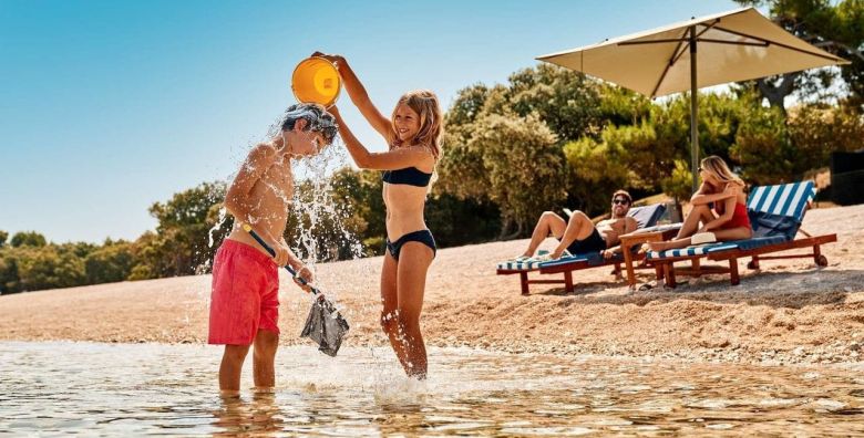 Falkensteiner Family Hotel Diadora  Last minute zabavni odmor za obitelji  Falky room 2 2 Petrcane Hrvatska  1 038 EUR  2x nocenje u Family Superior sobi s balkonom za 2 osobe 2 djece do 11 99 godina besplatno  Polupansion