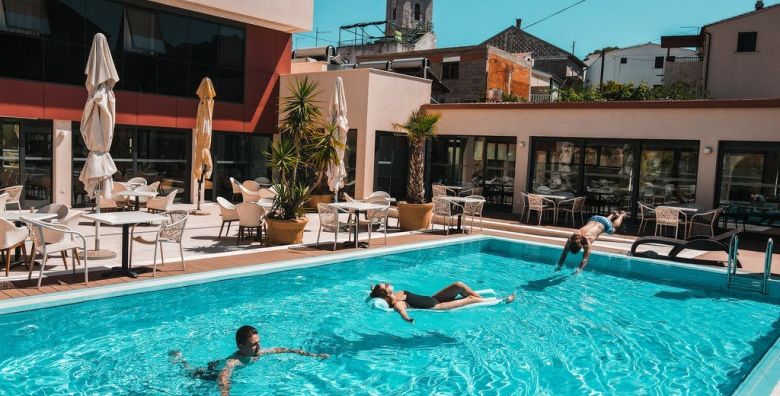 Hotel Borovnik  Last minute obiteljski odmor u Dalmaciji s punim pansionom  Superior obiteljska soba Tisno Hrvatska  488 EUR  2x nocenje u Superior obiteljskoj sobi za 2 osobe 2 djece do 11 99 godina i 1 dijete do 1 99 godina besplatno  Puni pansion