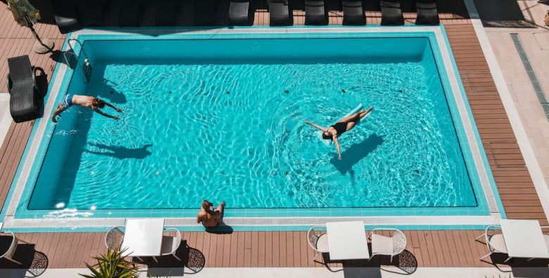 Hotel Borovnik  Last minute obiteljski odmor u Dalmaciji s punim pansionom  Standard soba Tisno Hrvatska  418 EUR  2x nocenje u dvokrevetnoj Standard sobi za 2 osobe 1 dijete do 11 99 godina i 1 dijete do 1 99 godina besplatno  Puni pansion