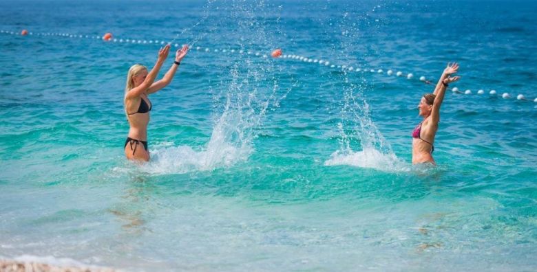 Kamp Adriatic Primosten  Obiteljski odmor u Dalmaciji za kraj ljeta Primosten Hrvatska  390 EUR  3x nocenje u mobilnoj kucici s 2 spavace sobe i terasom pogled kamp za do 6 osoba maksimalno 4 odrasle osobe i 2 djece do 11 99 godina  Posteljina i rucnici