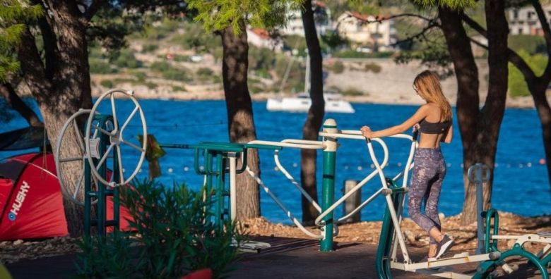 Kamp Adriatic Primosten  Jesenski obiteljski odmor u Dalmaciji Primosten Hrvatska  500 EUR  5x nocenje u mobilnoj kucici s 2 spavace sobe i terasom pogled kamp za do 6 osoba maksimalno 4 odrasle osobe i 2 djece do 11 99 godina  Posteljina i rucnici