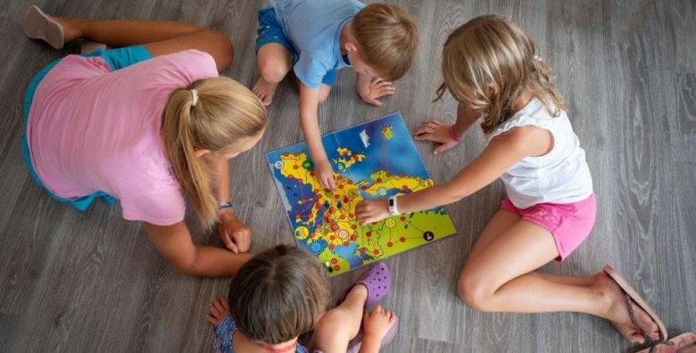 Kamp Adriatic Primosten  Jesenski obiteljski odmor u Dalmaciji Primosten Hrvatska  300 EUR  3x nocenje u mobilnoj kucici s 2 spavace sobe i terasom pogled kamp za do 6 osoba maksimalno 4 odrasle osobe i 2 djece do 11 99 godina  Posteljina i rucnici