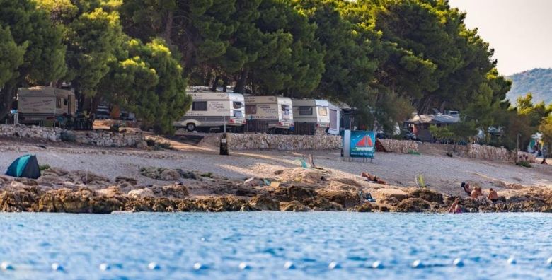 Kamp Adriatic Primosten  Jesenski obiteljski odmor u Dalmaciji Primosten Hrvatska  200 EUR  2x nocenje u mobilnoj kucici s 2 spavace sobe i terasom pogled kamp za do 6 osoba maksimalno 4 odrasle osobe i 2 djece do 11 99 godina  Posteljina i rucnici