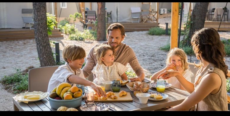 Falkensteiner Premium Camping Zadar  Jesenski wellness odmor uz more Zadar Hrvatska  320 EUR  2x nocenje u Family Home mobilnoj kucici u neposrednoj blizini mora za 4 osobe 1 dijete do 11 99 godina besplatno  Svakodnevna animacija za djecu i odrasle