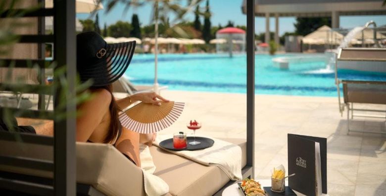 Hotel Olympia  Ljeto u rujnu u Vodicama  Junior suite  72 satna akcija Vodice Hrvatska  509 EUR  2x nocenje u Junior Suite za 2 osobe 2 djece do 17 99 godina besplatno  Polupansion