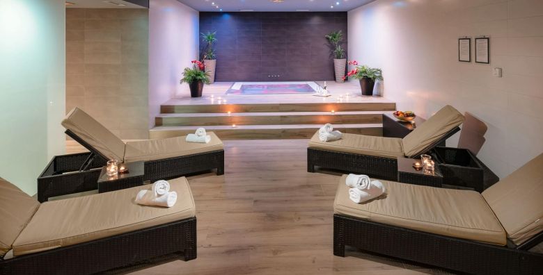 Hotel Olympia  Jesensko wellness opustanje u Vodicama  Junior suite  72 satna akcija Vodice Hrvatska  429 EUR  2x nocenje u Junior Suite za 2 osobe 2 djece do 17 99 godina besplatno  Polupansion