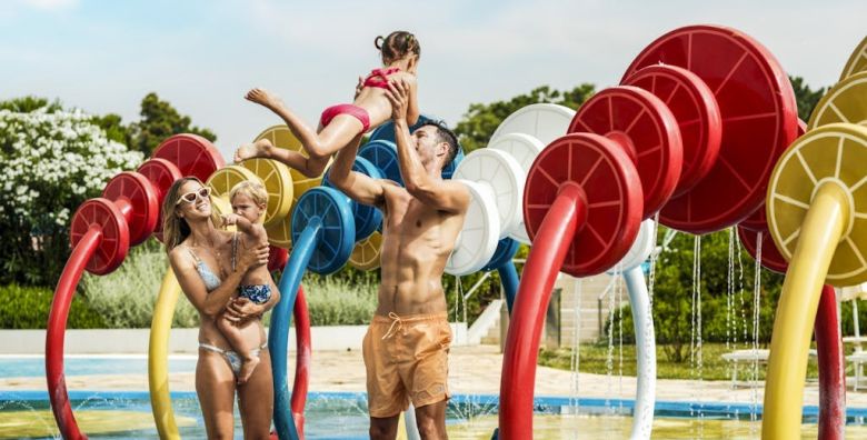 Zaton Holiday Resort  Zabavni obiteljski odmor u apartmanu Superior s polupansionom Zaton Hrvatska  124 EUR  1x nocenje u Superior apartmanu s jednom spavacom sobom za 2 osobe 2 djece do 17 99 godina besplatno  Polupansion buffet dorucak i vecera; toceno pice uz veceru 